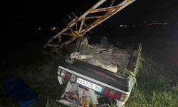 Elektrik direğine çarpan otomobil ters döndü