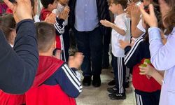 Emekliye ayrılan 43 yıllık öğretmen gözyaşlarıyla veda etti