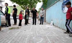 Emniyet Müdürü Sazak, Şırnak sokaklarında çocuklarla sek sek oynadı