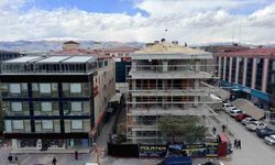 Erzincan'da çatıda tehlikeli çalışma kameraya yansıdı