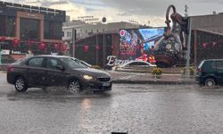 Erzincan'da sağanak nedeniyle cadde ve sokaklar su altında kaldı