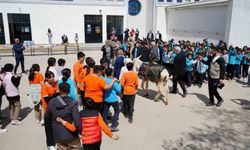 'Eşekli Dostoyevski' Erzincan'da öğrencilere kitap dağıttı