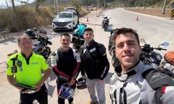 Eskişehir'de motosikletini bağlayan polis ile Antalya'da karşılaşan sürücü fotoğraf çektirdi