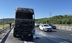 Eyüpsultan'da seyir halindeki tır alev alev yandı