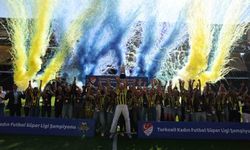 Fenerbahçe Kadın Futbol Takımı, şampiyonluk kupasını kaldırdı
