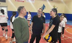 Filede vali sürprizi; Ziya Polat genç sporcularla voleybol oynadı