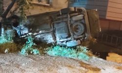 Freni boşalan araç apartman boşluğuna düştü