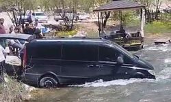 Freni boşalınca çaya giren minibüs traktör yardımıyla kurtarıldı
