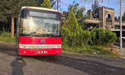 Freni patlayan halk otobüsü refüjde durdu
