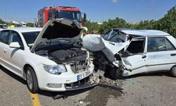 Gaziantep'te otomobiller kafa kafaya çarpıştı: Sürücüler yaralandı