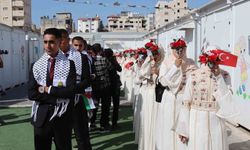 Gazze'de İsrail saldırılarında yakınlarını kaybeden 50 çift için toplu düğün töreni düzenlendi