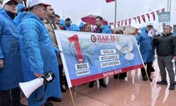 HAK-İŞ üyeleri Kazancı Yokuşu'na karanfil ve Taksim'e çelenk bıraktı