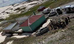 Hakkari'de şarampole yuvarlanan araçta 4 kişi yaralandı