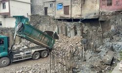 Hakkari'de TSM binasının fore kazıkları devrildi, iki bina askıda kaldı