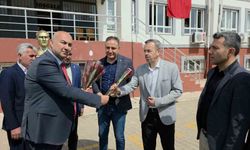 Hassalı muhtarlardan öğretmenlere çiçekli teşekkür