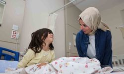 Hastanede tedavi gören çocuklarla sevindiren hediyeler