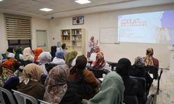 Hatice Hatun Mahalle Külliyesi Çocuk Mektebi'nde aileler eğitim seminerleri ile bilgilendiriliyor