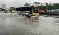 İstanbul'da sağanak etkisini göstermeye başladı: Yollar göle döndü