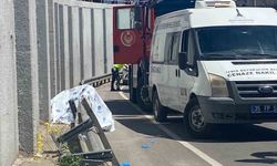 İzmir'de demir bariyere çarpan motosikletin sürücüsü hayatını kaybetti