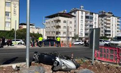 Kamyonet ile motosiklet çarpıştı: 3 yaralı