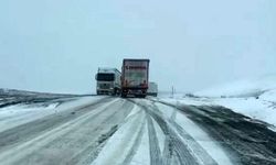 Kar ve tipi bastırdı, araçlar yolda kaldı