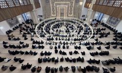 Kars'ta bayram namazında camiler doldu taştı