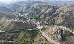 Keban Barajı kapaklarını açtı, işyeri bahçeleri sular altında kaldı