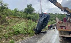 Kemaliye'de yağış nedeniyle araç takla attı
