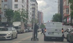 Kendinden uzun merdiveni elektrikli scooter ile taşıdı