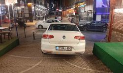 Komisyon kararına rağmen trafiğine kapalı sokakta park halindeki araç bitmiyor