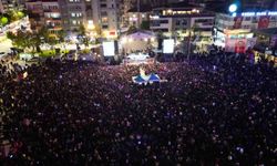 Konser alanında gençlik coşkusu