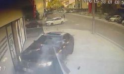 Kontrolden çıkan otomobil, danışmanlık merkezine daldı: O anlar kamerada