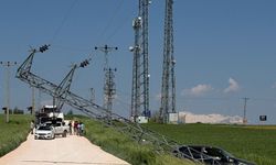 Kontrolden çıkan otomobil elektrik direğine çarparak durabildi