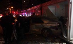Kontrolden çıkan otomobilin çarptığı araç iş yerine daldı