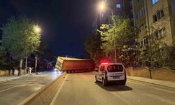 Küçükçekmece'de palet yüklü tır refüjde yan yattı