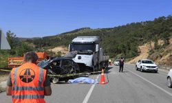 Mermer yüklü tırla kafa kafaya çarpışan otomobildeki çift hayatını kaybetti