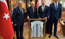MHP lideri Bahçeli'ye Erzurumspor forması takdim edildi