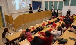 Minik eller mutfakta ilk deneyimini yaşadı