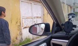 Minik Emre'nin İstiklal Marşı okunurken hazır ol duruşuna geçtiği anlar kameraya yansıdı