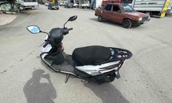 Motosiklet sürücüsünün yaralandığı kaza kameraya yansıdı