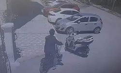 Motosiklet üzerinde duran kaskı çaldı: O anlar kamerada