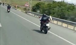 Motosikleti uzanarak süren şahıs, canını hiçe saydı