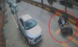 Motosikletteki 2 kişinin yere savrulduğu anlar kamerada