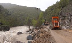 Munzur taşkını sonrası kapanan yol 2 günlük çalışmayla yeniden ulaşıma açıldı