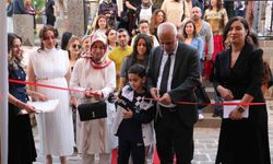 Öğrencilerin atık malzemelerden yaptıkları çalışmalar tarihi mekanda sergilendi