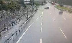 Otomobil bariyerlere ve araca çarptı