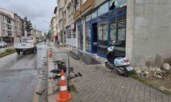 Otomobilin çarptığı aydınlatma direği marketin camını kırdı: 1 yaralı