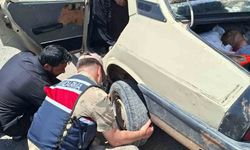 Otomobilin lastiğini jandarma değiştirdi