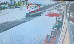 Otomobille çarpışan motosiklettekiler metrelerce savruldu: 2 ağır yaralı
