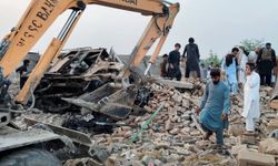 Pakistan'da karakola bombalı saldırı: 12 ölü, 2 yaralı
